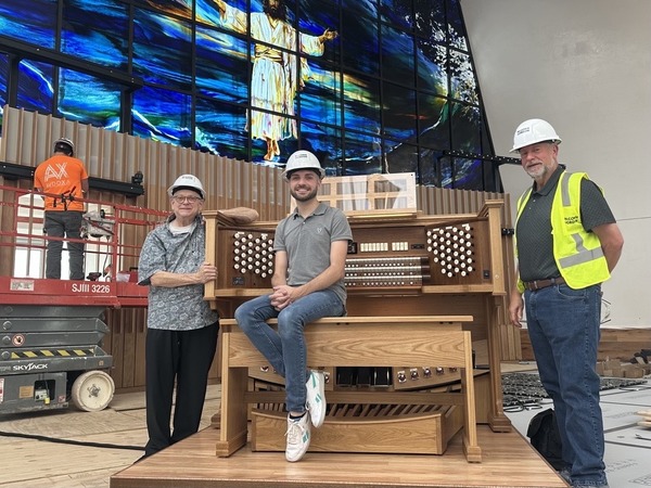 Rodgers dealers collaborating during organ installation